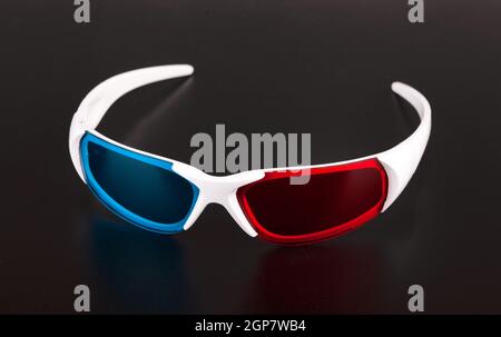 3d Anaglyph Brillen auf weißem Hintergrund Stockfoto