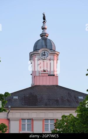 barockes Rathaus der alten mittelalterlichen Altstadt von Templin im Norden Berlins. Der Turm in den letzten Blicken der Abendsonne. Stockfoto