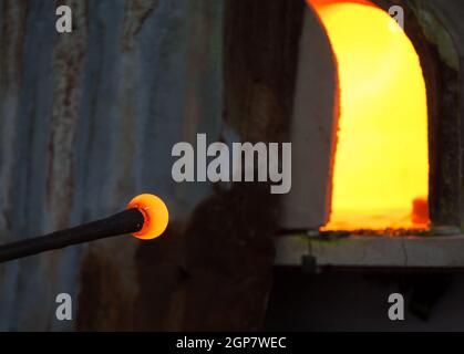 Der Glasbläserei von Hand gefertigt. Altes Handwerk für Herstellung von Glaswaren. Stockfoto