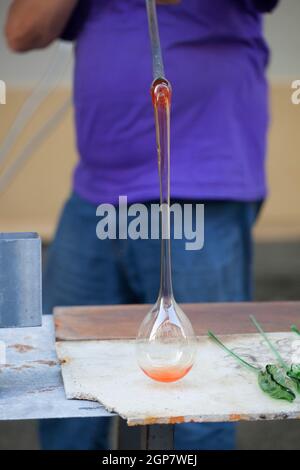 Der Glasbläserei von Hand gefertigt. Altes Handwerk für Herstellung von Glaswaren. Stockfoto