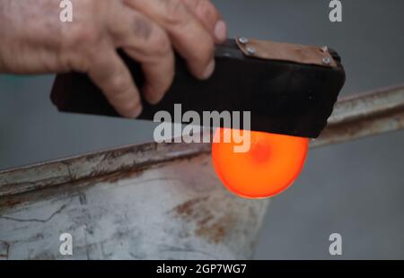 Der Glasbläserei von Hand gefertigt. Altes Handwerk für Herstellung von Glaswaren. Stockfoto