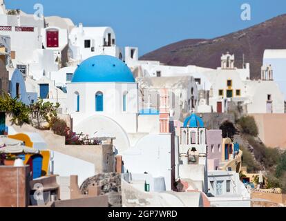 Tilt-Shift der traditionellen Sehenswürdigkeiten mit blauen Kuppel in Santorini, Griechenland. Stockfoto