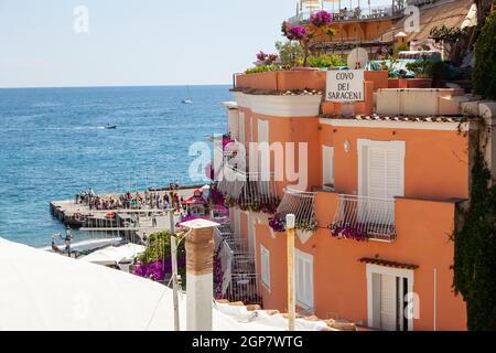 Positano, Italien - Juli 01, 2013: Das Covo dei Saraceni, 5 Sterne Hotel in Positano und bietet luxuriöse Suiten mit Whirlpool und Panoramablick jetzt salwater Stockfoto