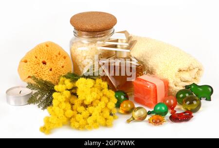 Whirlpool-Zubehör mit Mimosen Blüten zum internationalen Frauentag Stockfoto