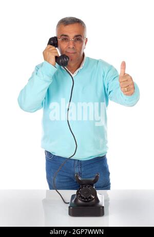 Mann im Gespräch mit alten Bakelit Telefon auf weiß. Stockfoto