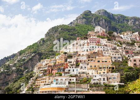 Blick auf Positano. Positano ist eine malerische Kleinstadt an der berühmten Amalfiküste in Kampanien, Italien. Stockfoto