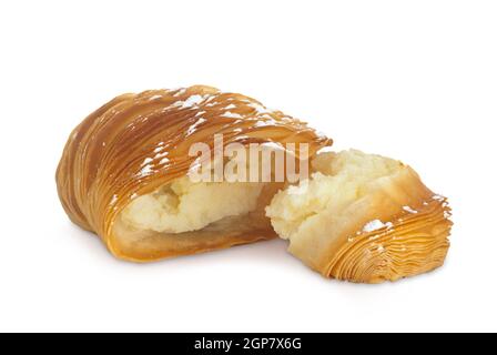 Neapolitanische Sfogliatella Riccia isoliert auf weißem Hintergrund Stockfoto