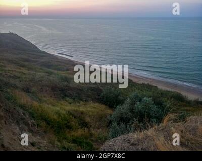 Die hügelige Küste in der Nähe des Asowschen Meeres. Ton Steine, einer Klippe an der Küste. Stockfoto