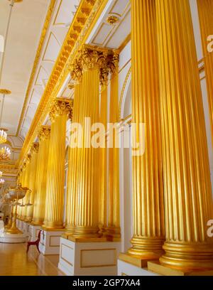 Goldenen Säulen im Inneren der Staatlichen Eremitage St. Petersburg, Russland. Eremitage wurde 1764 gegründet. Jetzt ist es die größte in Russland und einer der größten Stockfoto