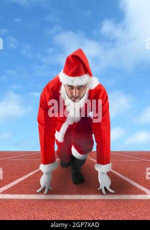 Santa Claus in der Ausgangsposition auf einem Laufband. Stockfoto