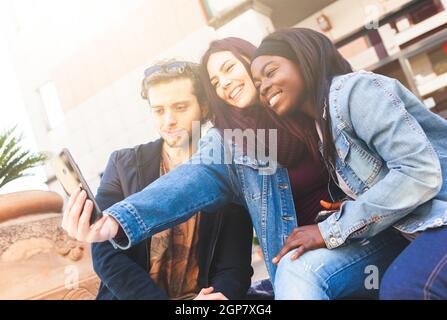 Drei Freunde nehmen eine selfie. Interracial Freundschaft Konzept. Stockfoto