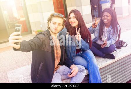 Drei Freunde nehmen eine selfie. Interracial Freundschaft Konzept. Stockfoto