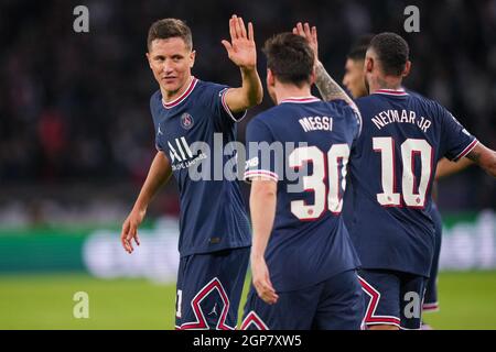 Paris, Frankreich. Juni 2021. Lionel Messi von PSG (30) feiert mit Ander Herrera von PSG (links), nachdem er beim UEFA Champions League-Spiel zwischen Paris Saint Germain und Manchester City am 28. September 2021 im Le Parc des Princes, Paris, Frankreich, das zweite Tor seines Teams erzielt hat. Foto von Andy Rowland. Quelle: Prime Media Images/Alamy Live News Stockfoto