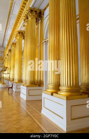 Goldenen Säulen im Inneren der Staatlichen Eremitage St. Petersburg, Russland. Eremitage wurde 1764 gegründet. Jetzt ist es die größte in Russland und einer der größten Stockfoto