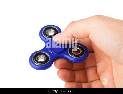 Das Spiel mit einem blauen zappeln Spinner isoliert auf weißem Hintergrund Stockfoto