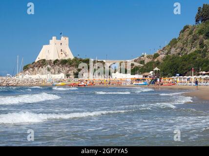 Strand mit Truglia Turm in Sperlonga, Italien. Stockfoto