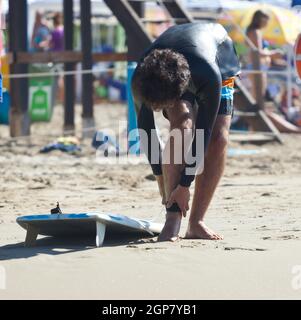 Surfer trägt Sicherheitsleine bis zum Knöchel am Strand Stockfoto