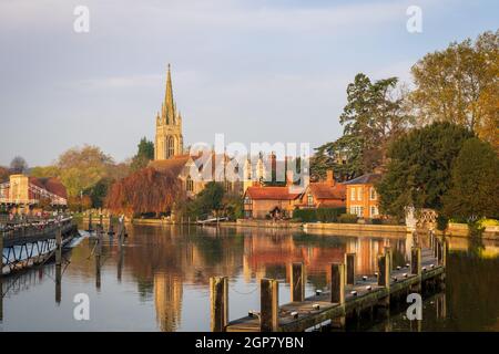 Marlow und All Saints Church an der Themse Stockfoto