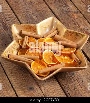 Herzstück Weihnachten sternförmig mit Orangenscheiben und Zimt. Stockfoto