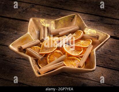 Herzstück Weihnachten sternförmig mit Orangenscheiben und Zimt. Stockfoto