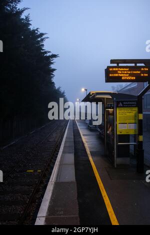 Marlow Station wartet an einem nebligen Morgen auf den nächsten Zug Stockfoto