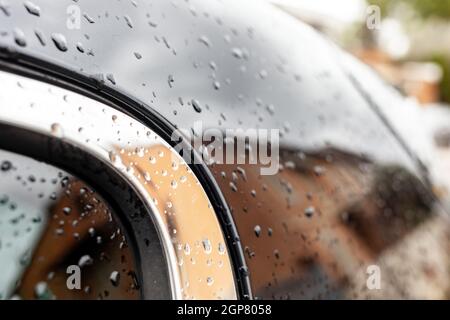 Detail der Karosserie schwarz und das Chrom Profile der Auto mit Wassertropfen. Stockfoto