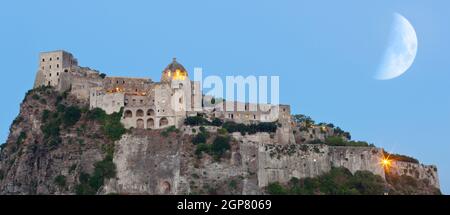 Castello Aragonese bei Nacht in der Insel Ischia, Italien Stockfoto