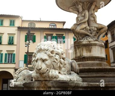 Marmor Löwen der Brunnen in FARINATA DEGLI UBERTI Square in Florenz, Italien. Stockfoto