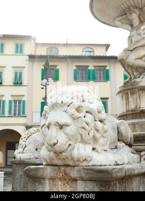 Marmor Löwen der Brunnen in FARINATA DEGLI UBERTI Square in Florenz, Italien. Stockfoto