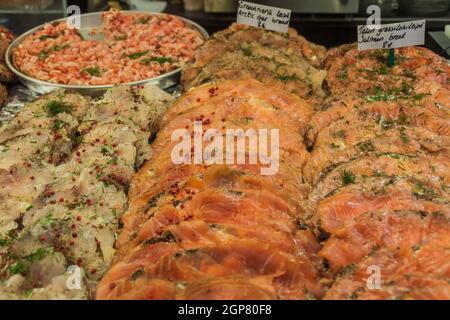 Frische Meeresfrüchte in der Alten Markthalle von Vanha kauppahalli in Helsinki, Finnland Stockfoto