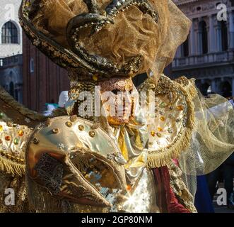 Goldene Maske mit Verzierungen und Schnitzereien während der Karneval von Venedig 2015-Ausgabe. Stockfoto