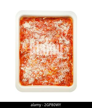 Hausgemachte Lasagne isoliert auf weißem Hintergrund. Italienische Pasta-Rezept mit Tomatensauce und Hackfleisch. Stockfoto