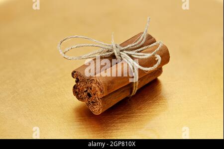 Bündel von Cinnamon Stick auf goldenen Tisch. Stockfoto