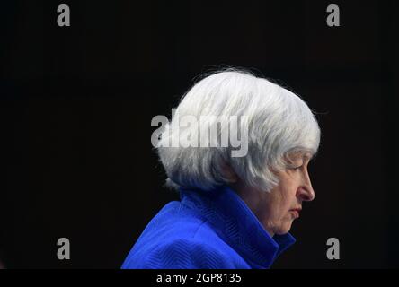 (210928) -- WASHINGTON, 28. September 2021 (Xinhua) -- US-Finanzminister Janet Yellen bezeugt während einer Anhörung des Ausschusses für Banken, Wohnungsbau und Stadtangelegenheiten des Senats am 28. September 2021 in Washington, DC, USA. US-Finanzminister Janet Yellen sagte am Dienstag, dass US-Gesetzgeber bis zum 18. Oktober haben, um die Schuldengrenze zu erhöhen oder auszusetzen, bevor die Vereinigten Staaten voraussichtlich auf die Staatsverschuldung ausfallen. (Matt McClain/Pool via Xinhua) Stockfoto