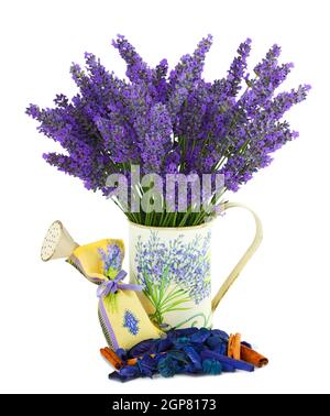 Gießkanne mit Lavendel Duftkissen auf weiß Stockfoto