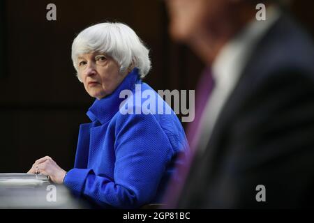 (210928) -- WASHINGTON, 28. September 2021 (Xinhua) -- US-Finanzminister Janet Yellen bezeugt während einer Anhörung des Ausschusses für Banken, Wohnungsbau und Stadtangelegenheiten des Senats am 28. September 2021 in Washington, DC, USA. US-Finanzminister Janet Yellen sagte am Dienstag, dass US-Gesetzgeber bis zum 18. Oktober haben, um die Schuldengrenze zu erhöhen oder auszusetzen, bevor die Vereinigten Staaten voraussichtlich auf die Staatsverschuldung ausfallen. (Matt McClain/Pool via Xinhua) Stockfoto