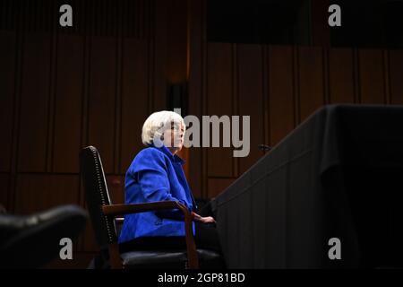 (210928) -- WASHINGTON, 28. September 2021 (Xinhua) -- US-Finanzminister Janet Yellen bezeugt während einer Anhörung des Ausschusses für Banken, Wohnungsbau und Stadtangelegenheiten des Senats am 28. September 2021 in Washington, DC, USA. US-Finanzminister Janet Yellen sagte am Dienstag, dass US-Gesetzgeber bis zum 18. Oktober haben, um die Schuldengrenze zu erhöhen oder auszusetzen, bevor die Vereinigten Staaten voraussichtlich auf die Staatsverschuldung ausfallen. (Matt McClain/Pool via Xinhua) Stockfoto