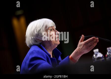 (210928) -- WASHINGTON, 28. September 2021 (Xinhua) -- US-Finanzminister Janet Yellen bezeugt während einer Anhörung des Ausschusses für Banken, Wohnungsbau und Stadtangelegenheiten des Senats am 28. September 2021 in Washington, DC, USA. US-Finanzminister Janet Yellen sagte am Dienstag, dass US-Gesetzgeber bis zum 18. Oktober haben, um die Schuldengrenze zu erhöhen oder auszusetzen, bevor die Vereinigten Staaten voraussichtlich auf die Staatsverschuldung ausfallen. (Kevin Dietsch/Pool via Xinhua) Stockfoto