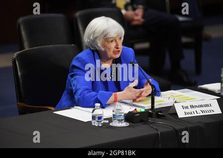 (210928) -- WASHINGTON, 28. September 2021 (Xinhua) -- US-Finanzminister Janet Yellen bezeugt während einer Anhörung des Ausschusses für Banken, Wohnungsbau und Stadtangelegenheiten des Senats am 28. September 2021 in Washington, DC, USA. US-Finanzminister Janet Yellen sagte am Dienstag, dass US-Gesetzgeber bis zum 18. Oktober haben, um die Schuldengrenze zu erhöhen oder auszusetzen, bevor die Vereinigten Staaten voraussichtlich auf die Staatsverschuldung ausfallen. (Matt McClain/Pool via Xinhua) Stockfoto