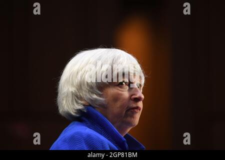 (210928) -- WASHINGTON, 28. September 2021 (Xinhua) -- US-Finanzminister Janet Yellen bezeugt während einer Anhörung des Ausschusses für Banken, Wohnungsbau und Stadtangelegenheiten des Senats am 28. September 2021 in Washington, DC, USA. US-Finanzminister Janet Yellen sagte am Dienstag, dass US-Gesetzgeber bis zum 18. Oktober haben, um die Schuldengrenze zu erhöhen oder auszusetzen, bevor die Vereinigten Staaten voraussichtlich auf die Staatsverschuldung ausfallen. (Matt McClain/Pool via Xinhua) Stockfoto