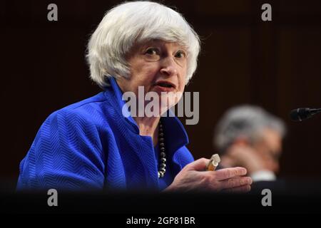 (210928) -- WASHINGTON, 28. September 2021 (Xinhua) -- US-Finanzminister Janet Yellen bezeugt während einer Anhörung des Ausschusses für Banken, Wohnungsbau und Stadtangelegenheiten des Senats am 28. September 2021 in Washington, DC, USA. US-Finanzminister Janet Yellen sagte am Dienstag, dass US-Gesetzgeber bis zum 18. Oktober haben, um die Schuldengrenze zu erhöhen oder auszusetzen, bevor die Vereinigten Staaten voraussichtlich auf die Staatsverschuldung ausfallen. (Matt McClain/Pool via Xinhua) Stockfoto