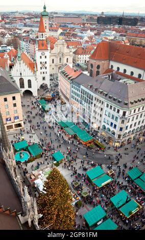 Berühmte Zodiac Clock Tower an der Fassade des alten Rathauses, Marienplatz, München Stockfoto