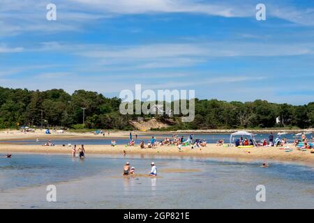 Pleasant Bay's Jackknife/Jacknife Cove Beach zieht Sonnenliebhaber und Urlauber an, dank seiner ruhigen, malerischen Lage in Chatham, Massachusetts. Stockfoto