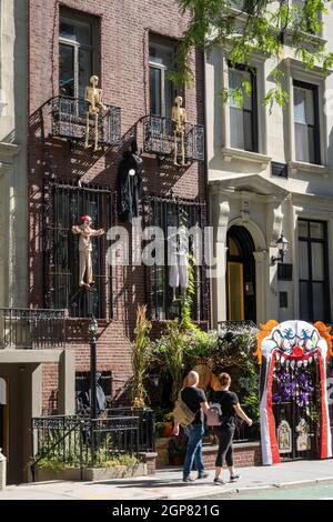 Ein Brownstone in Murray Hill hat Halloween-Dekorationen, New York City, USA 2021 Stockfoto