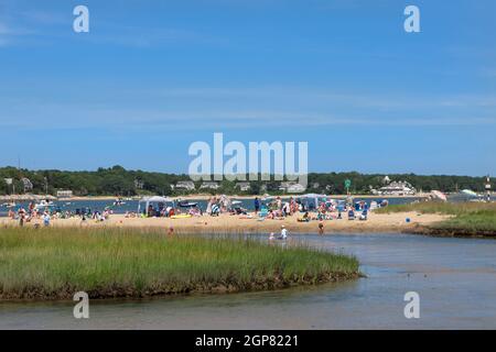 Pleasant Bay's Jackknife/Jacknife Cove Beach zieht Sonnenliebhaber und Urlauber an, dank seiner ruhigen, malerischen Lage in Chatham, Massachusetts. Stockfoto