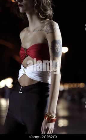 Paris, Frankreich. September 2021. Am Dienstag, den 28. September 2021, fährt ein Model auf den Laufsteg während der Spring-Summer 2022-Show von Saint Laurent auf der Pariser Fashion Week. Foto von Eco Clement/UPI. Kredit: UPI/Alamy Live Nachrichten Stockfoto