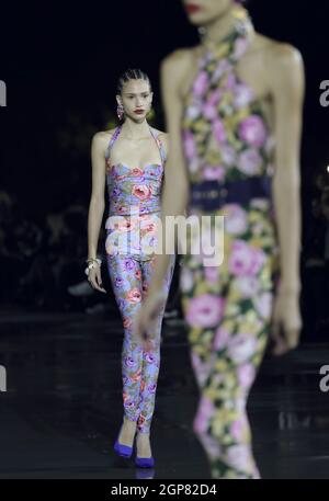 Paris, Frankreich. September 2021. Am Dienstag, den 28. September 2021, fährt ein Model auf den Laufsteg während der Spring-Summer 2022-Show von Saint Laurent auf der Pariser Fashion Week. Foto von Eco Clement/UPI. Kredit: UPI/Alamy Live Nachrichten Stockfoto
