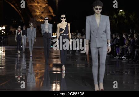 Paris, Frankreich. September 2021. Am Dienstag, den 28. September 2021, fährt ein Model auf den Laufsteg während der Spring-Summer 2022-Show von Saint Laurent auf der Pariser Fashion Week. Foto von Eco Clement/UPI. Kredit: UPI/Alamy Live Nachrichten Stockfoto