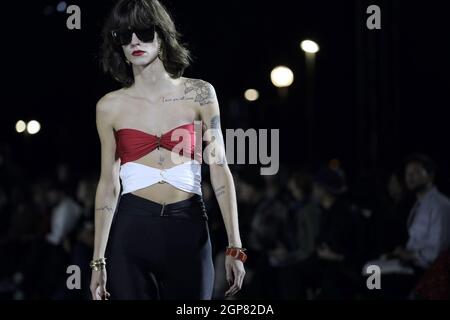 Paris, Frankreich. September 2021. Am Dienstag, den 28. September 2021, fährt ein Model auf den Laufsteg während der Spring-Summer 2022-Show von Saint Laurent auf der Pariser Fashion Week. Foto von Eco Clement/UPI. Kredit: UPI/Alamy Live Nachrichten Stockfoto