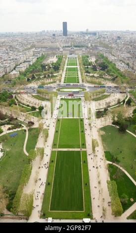 Luftaufnahme des Parc du Champs de Mars in Paris, Frankreich vom Eiffelturm aus gesehen Stockfoto